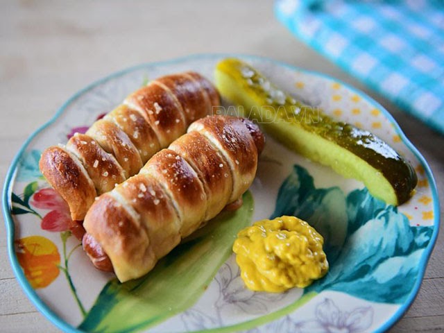 Bánh Pretzel dog với nhân kẹp xúc xích (hot dog)