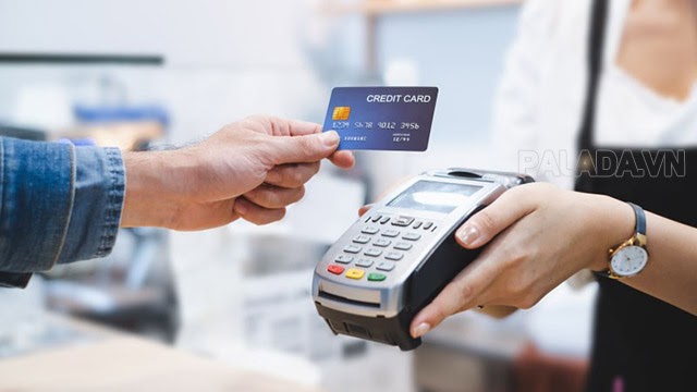 Quẹt thẻ tín dụng khi mua sắm