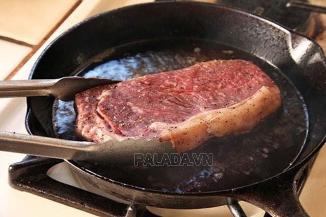 Cách làm bò bít tết bằng chảo
