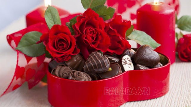 Hoa hồng và socola là món quà kinh điển trong ngày Valentine