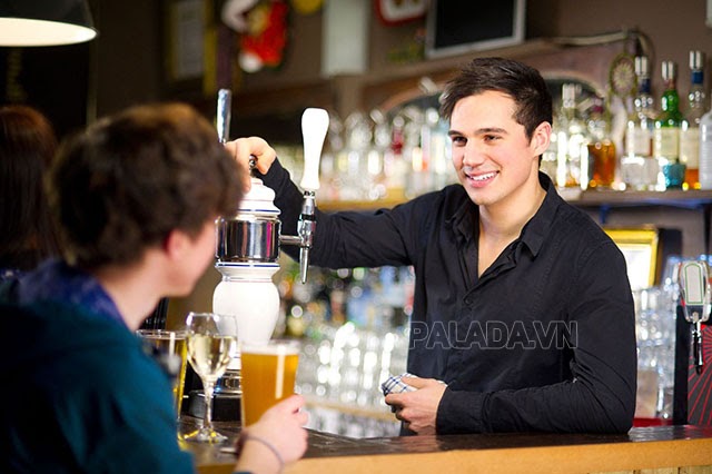 Bartender phải biết cách trò chuyện với khách hàng