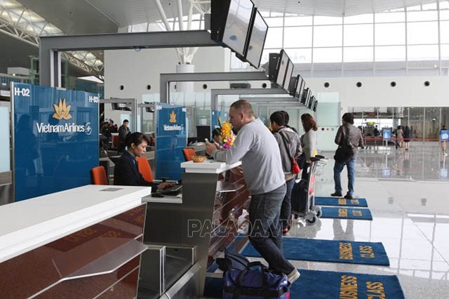 Hành khách check in tại sân bay