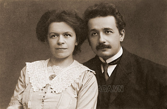 Hình ảnh nhà bác học Anhxtanh và vợ