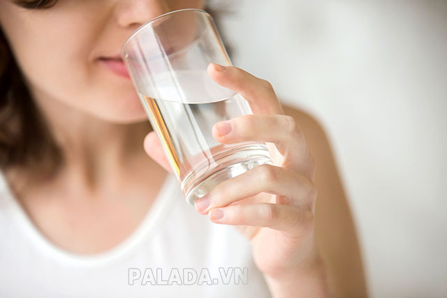 Uống nhiều nước là cách làm đơn giản giúp hạn chế tình trạng đau cơ