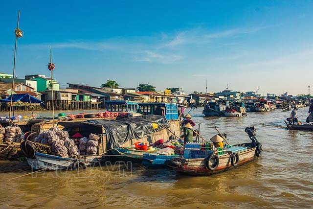 Người dân làm kinh tế bên sông Mê Kông ở Việt Nam