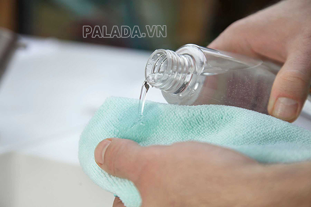 Cách tẩy vết băng dính trên kính bằng nước tẩy sơn móng tay