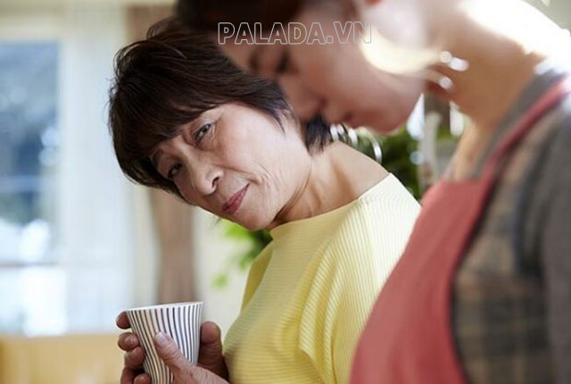 Người đanh đá hay soi xét người khác