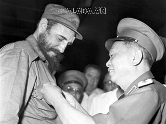 Đại tướng Võ Nguyên Giáp tặng Lãnh tụ Cuba Fidel Castro huy hiệu "Chiến sĩ Điện Biên Phủ" tháng 9/1973. 
