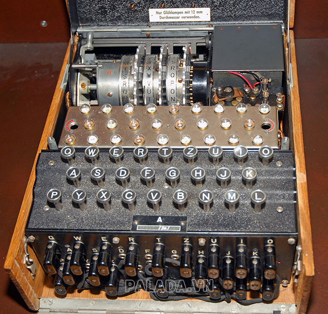 Enigma là tên gọi của một cỗ máy mã hóa được sử dụng lần đầu bởi quân đội Đức trong Chiến tranh thế giới II