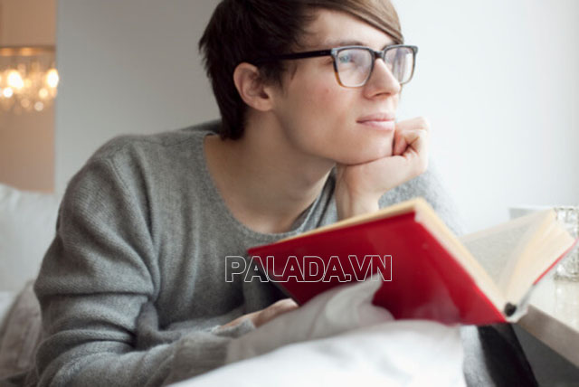 Người nerd thích đọc sách và ở một mình 