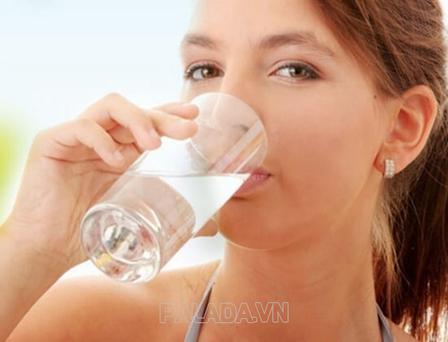 Uống đủ nước mỗi ngày giúp cơ thể duy trì hoạt động tốt