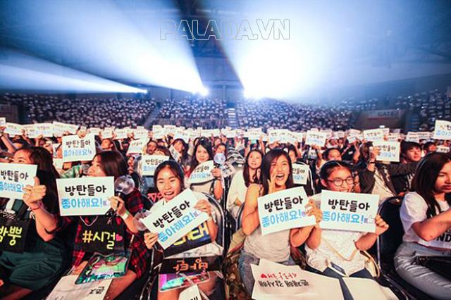FS chỉ những tấm bảng hoặc slogan được người hâm mộ sử dụng để thể hiện sự hâm mộ với idol