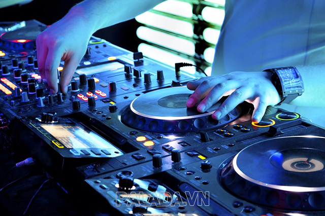 DJ là người chọn các địa nhạc để phát trong buổi tiệc hoặc sàn nhảy
