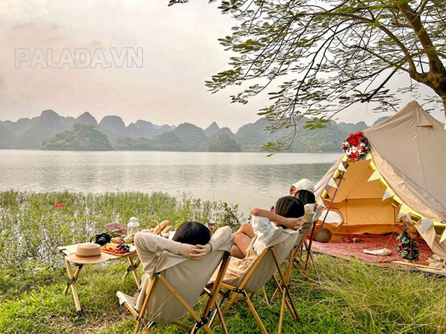 Cắm trại cùng bạn bè, người thân ven hồ Quan Sơn