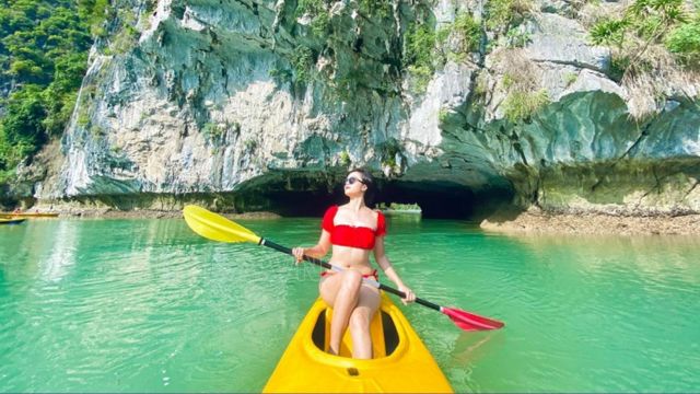 Chèo thuyền Kayak là thú vui trên vịnh Lan Hạ