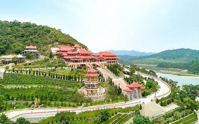 Địa thế tuyệt vời của chùa Ba Vàng tại Quảng Ninh