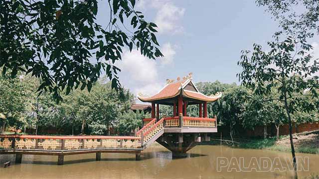 Ngôi chùa tại Phước Lộc Thọ được mô phỏng theo chùa Một Cột của Hà Nội