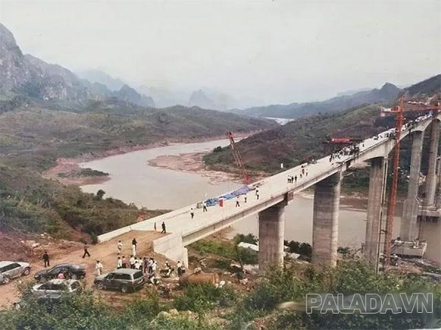 Có tới 12 cây cầu đang được bắc qua sông Đà tại Việt Nam