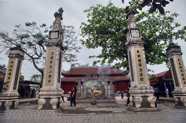 Khu vực bên ngoài đền ông Hoàng Mười ở Nghệ An
