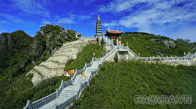 Du khách cần leo 600 bậc thang để lên đỉnh núi Fansipan