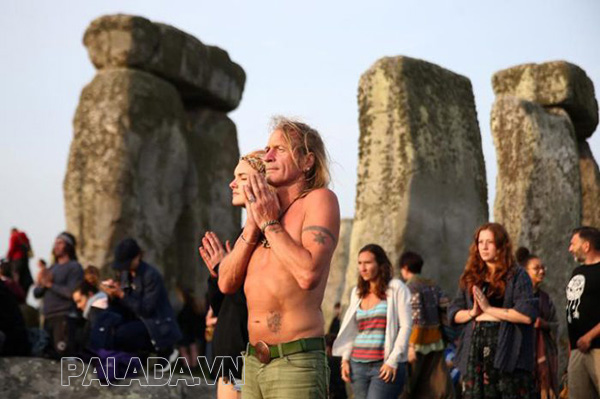 Lễ hội đón bình minh vòng tròn đá Stonehenge vào ngày hạ chí