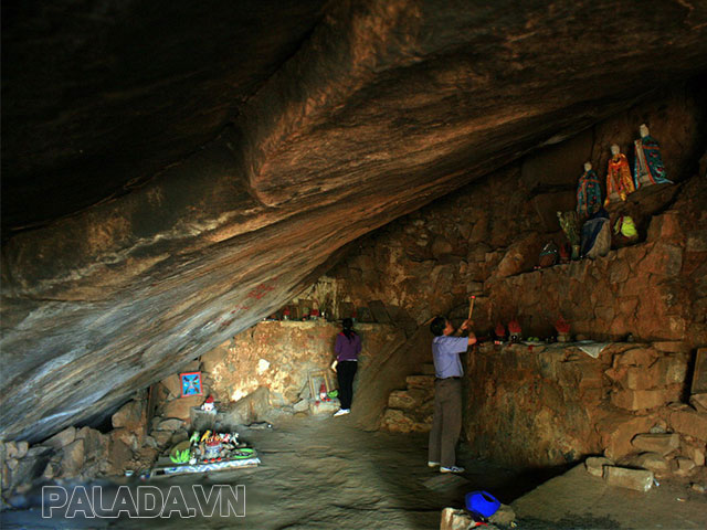Đừng quên khám phá các hang động khi đến núi Bà Đen nhé!