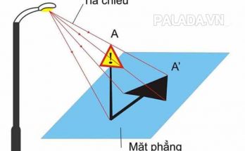 Hình chiếu của biển báo dưới mặt đất khi ánh đèn chiếu vào