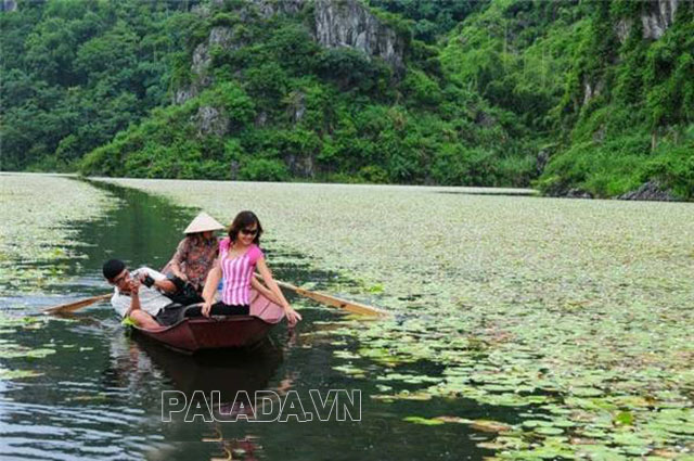 Đi thuyền ngắm cảnh trên hồ Quan Sơn