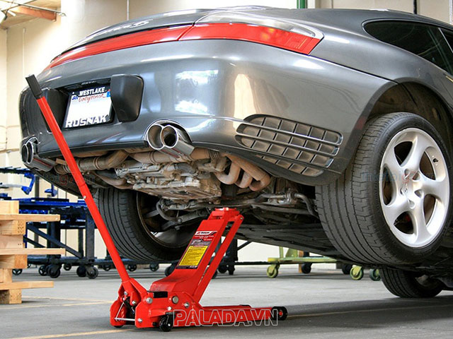 Kích xe ô tô giúp việc nâng/hạ xe ô tô khi sửa chữa dễ dàng hơn