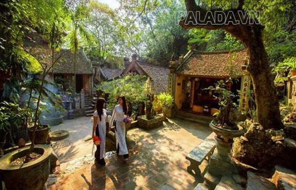 Du khách đến thăm đình chùa tại làng cổ Phong Nam