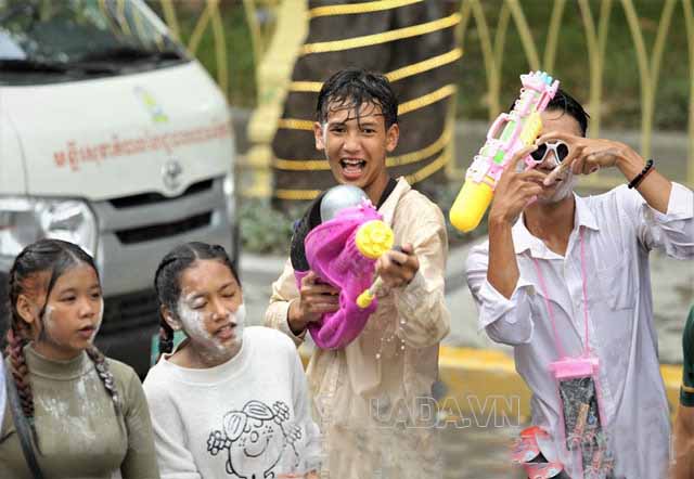 Du khách phấn khích trong lễ té nước tại Campuchia