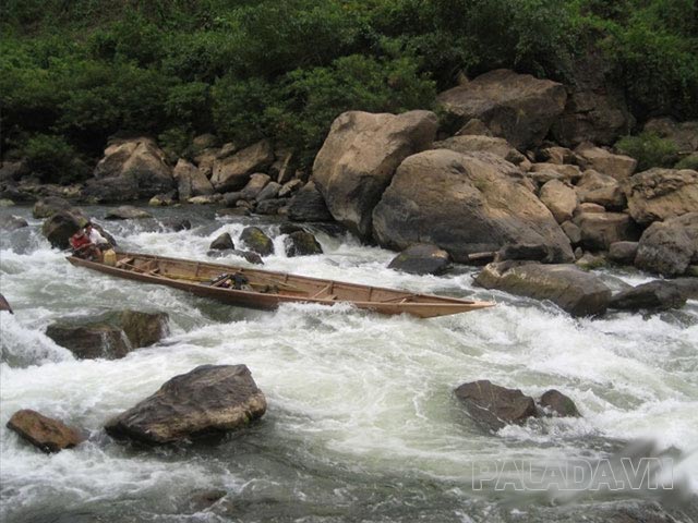 Hình ảnh sông Đà đang chảy cuồn cuộn qua góc nhìn của du khách