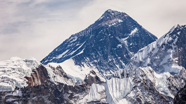 Đỉnh núi Everest còn được biết đến với tên gọi “Chomolungma” hay “Sagarmatha”