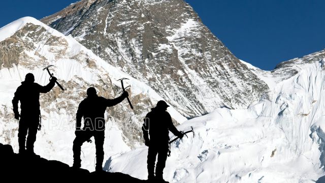 Du khách nên trang bị đầy đủ các vật dụng cần thiết khi chinh phục Everest