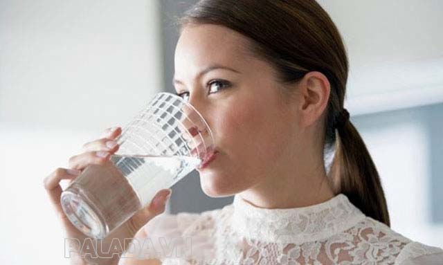 Lấy hơi uống liên tục nhiều ngụm nước nhỏ là cách chữa nấc cụt hiệu quả