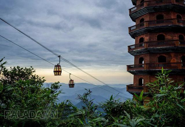 Đi cáp treo đến các ngôi chùa trên núi Yên Tử