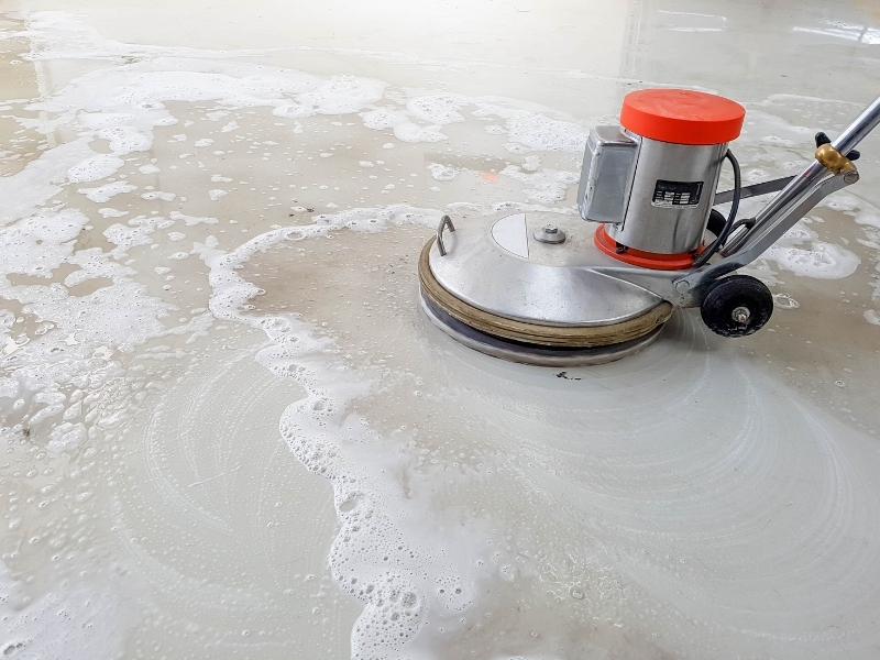 Dọn dẹp các vật cản trước khi chà sàn