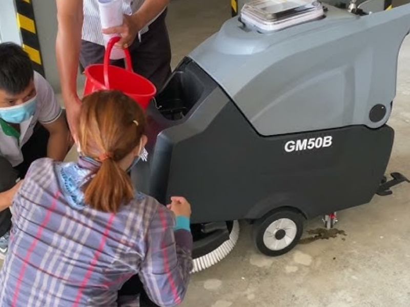 Máy phát ra tiếng kêu to do ốc vít bị lỏng